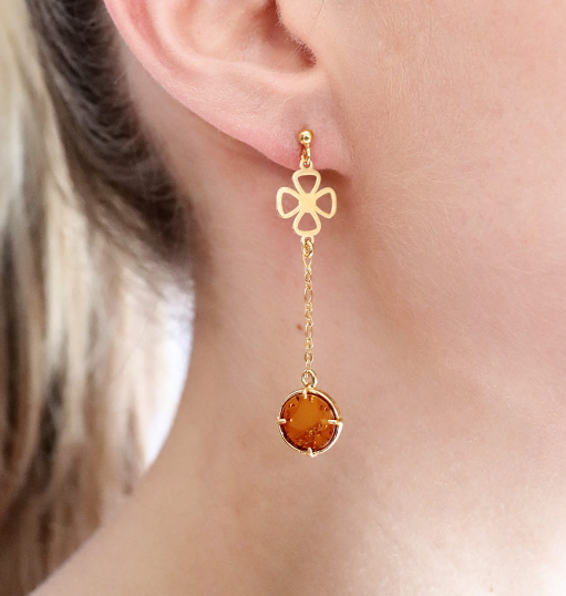 Fashionable hanging gold plated 925 silver earrings (asymmetrical) with Baltic amber and clover